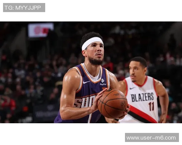 布克半场表现稳定9投4中贡献11分1助攻展现中规中矩的实力