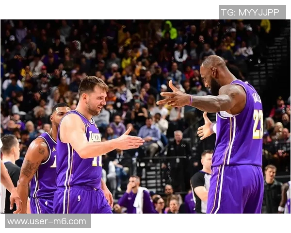 湖人半场领先猛龙一分东契奇表现抢眼詹姆斯与艾顿贡献稳定得分